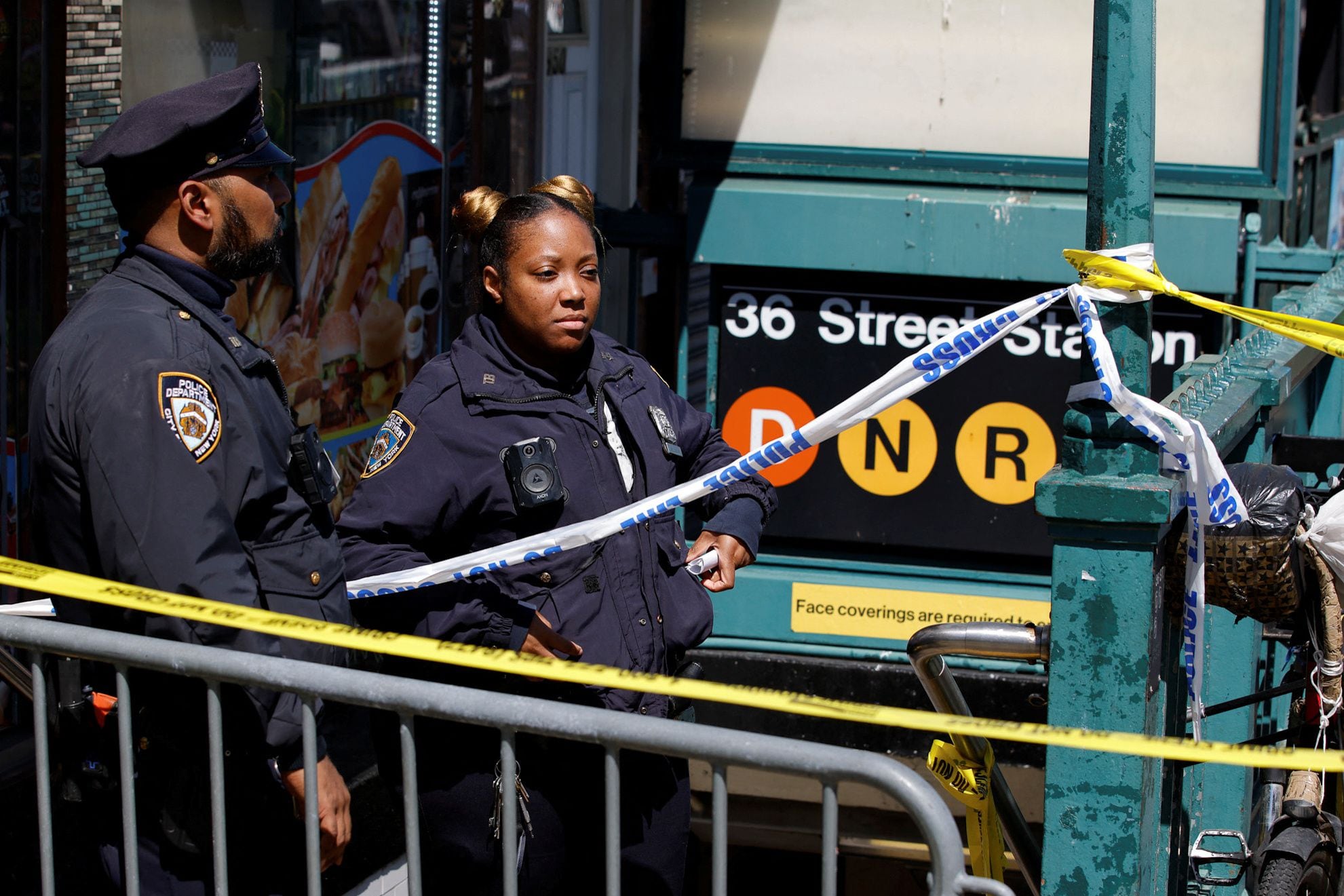 Policías aseguran el área del tiroteo ocurrido en el metro de Nueva York (REUTERS/Eduardo Munoz)