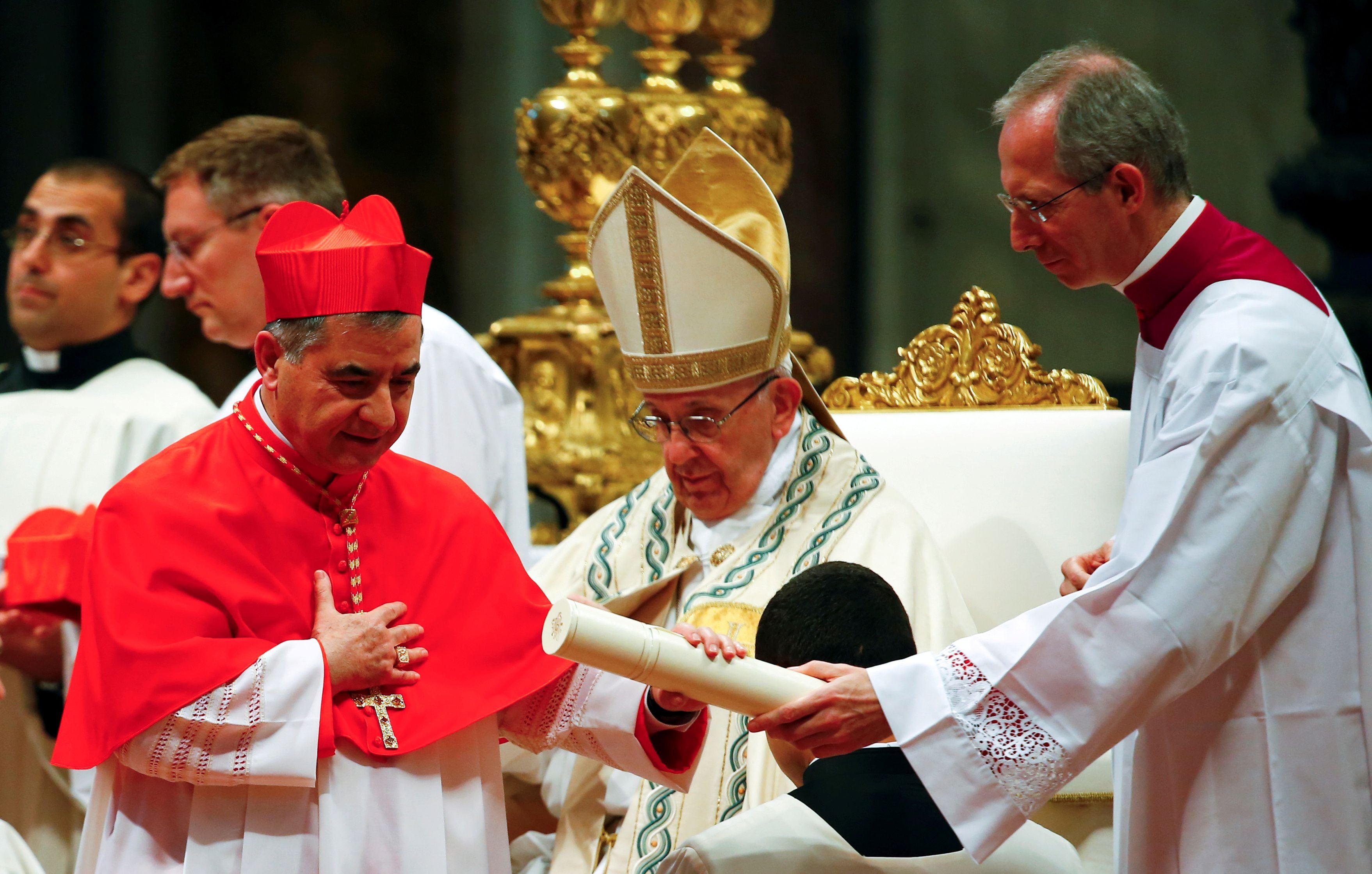 Becciu negó todas las acusaciones y su defensa afirmó que tanto Francisco como el secretario de Estado del Vaticano estaban al tanto de las diversas inversiones y transacciones financieras y las aprobaron (REUTERS/Tony Gentile/archivo)