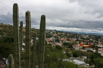 PEÑA DE BERNAL, QUERETARO, 19OCTUBRE2008.- Bernal un poblado místico que alberga la tercer peña mas grande del mundo con una alturara 288 metros es considerado un pueblo mágico por el misterio que guarda dicha piedra la cual reguarda en sus faldas el panteon de la localidad, aun que es un pueblo pequeño Bernal es pintoresco y atractivo para los turistas nacionales e internacionales.
FOTO: RICARDO CASTELAN/CUARTOSCURO