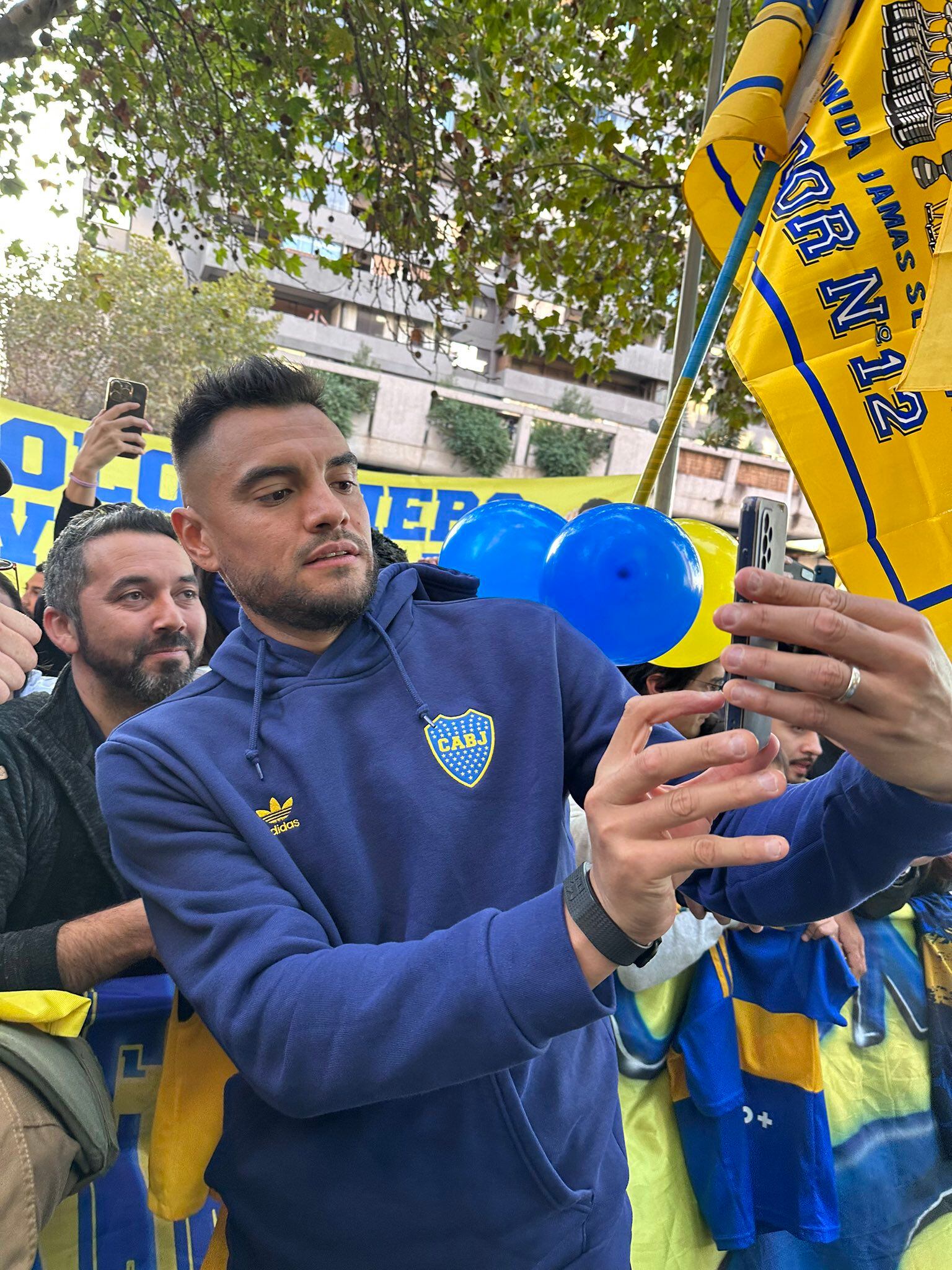 Sergio Romero se saca una foto con un fanático de Boca. El plantel argentino recibió el cariño de los aficionados en la puerta del hotel
