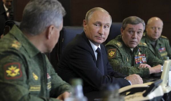 Vladimir Putin junto a líderes militares rusos (Reuters)