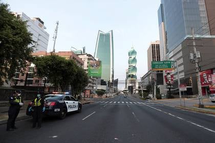 Oficiales de la policía vigilan las calles de Ciudad de Panamá durante el toque de queda, el 31 de marzo de 2020 (REUTERS / Erick Marciscano)