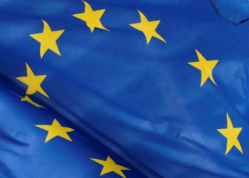 FOTO DE ARCHIVO: Una bandera de la Unión Europea en la sede de la Comisión Europea en Bruselas, Bélgica, el 6 de noviembre de 2019. REUTERS/Yves Herman.