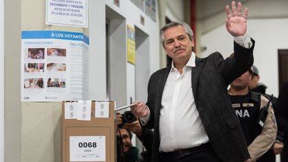 Alberto Fernández, por ese entonces candidato a presidente por el “Frente de Todos" sufraga en la Universidad Católica Argentina durante las elecciones primarias en Capital Federal, Buenos Aires, Argentina, Domingo, 8 de Agosto de 2019. (Adrián Escandar/Infobae)