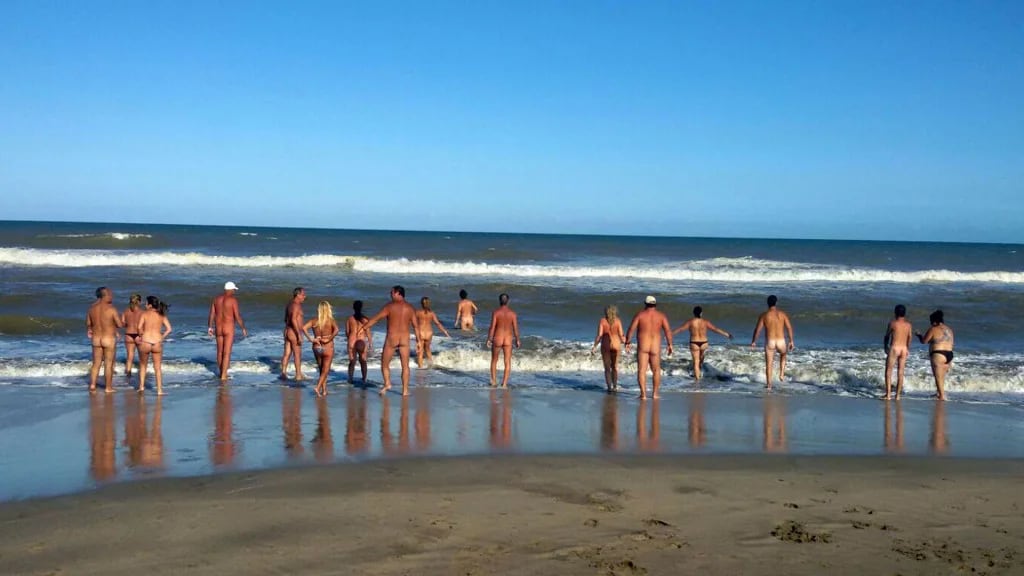 Los nudistas se bañan en el mar de la apacible Querandí