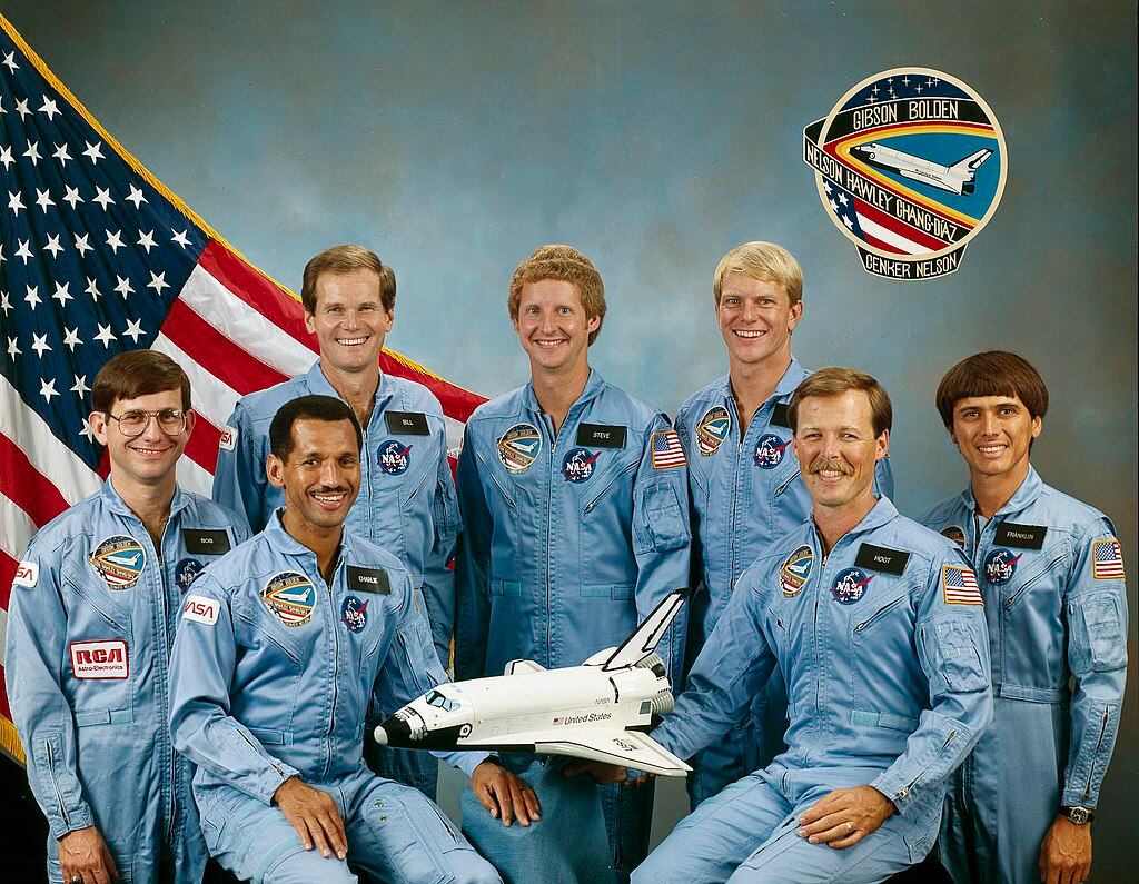 Un joven Nelson en 1986 era astronauta en la misión STS-61C de la NASA (segundo parado desde la izquierda)