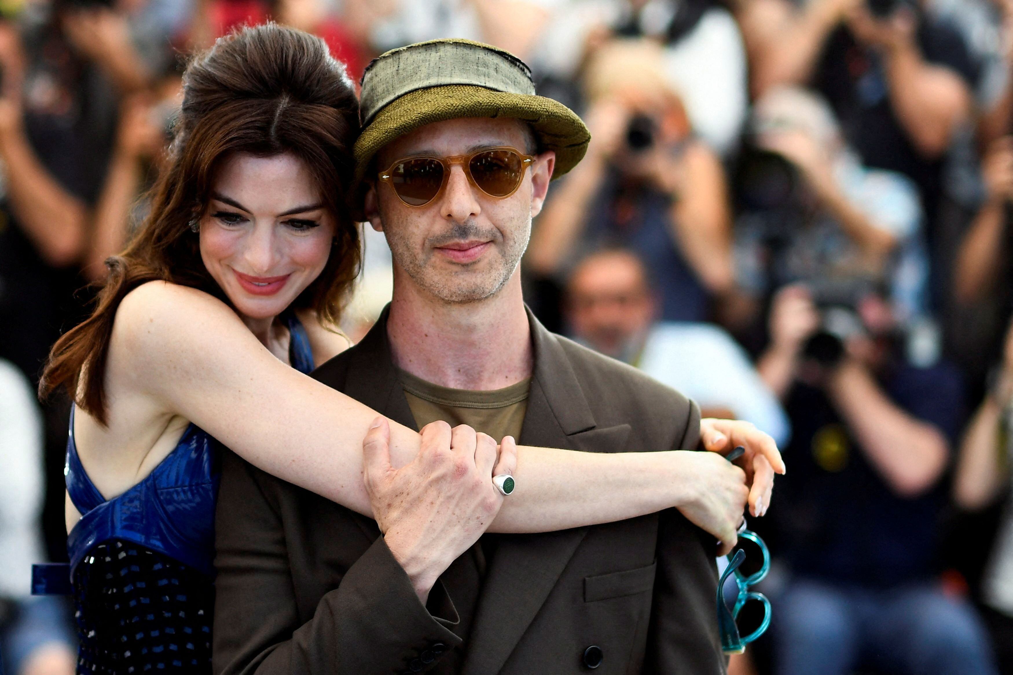 Junto a Anne Hathaway en Cannes el 20 de mayo de 2022, cuando fueron por la película Armageddon Time (REUTERS/Piroschka Van De Wouw)