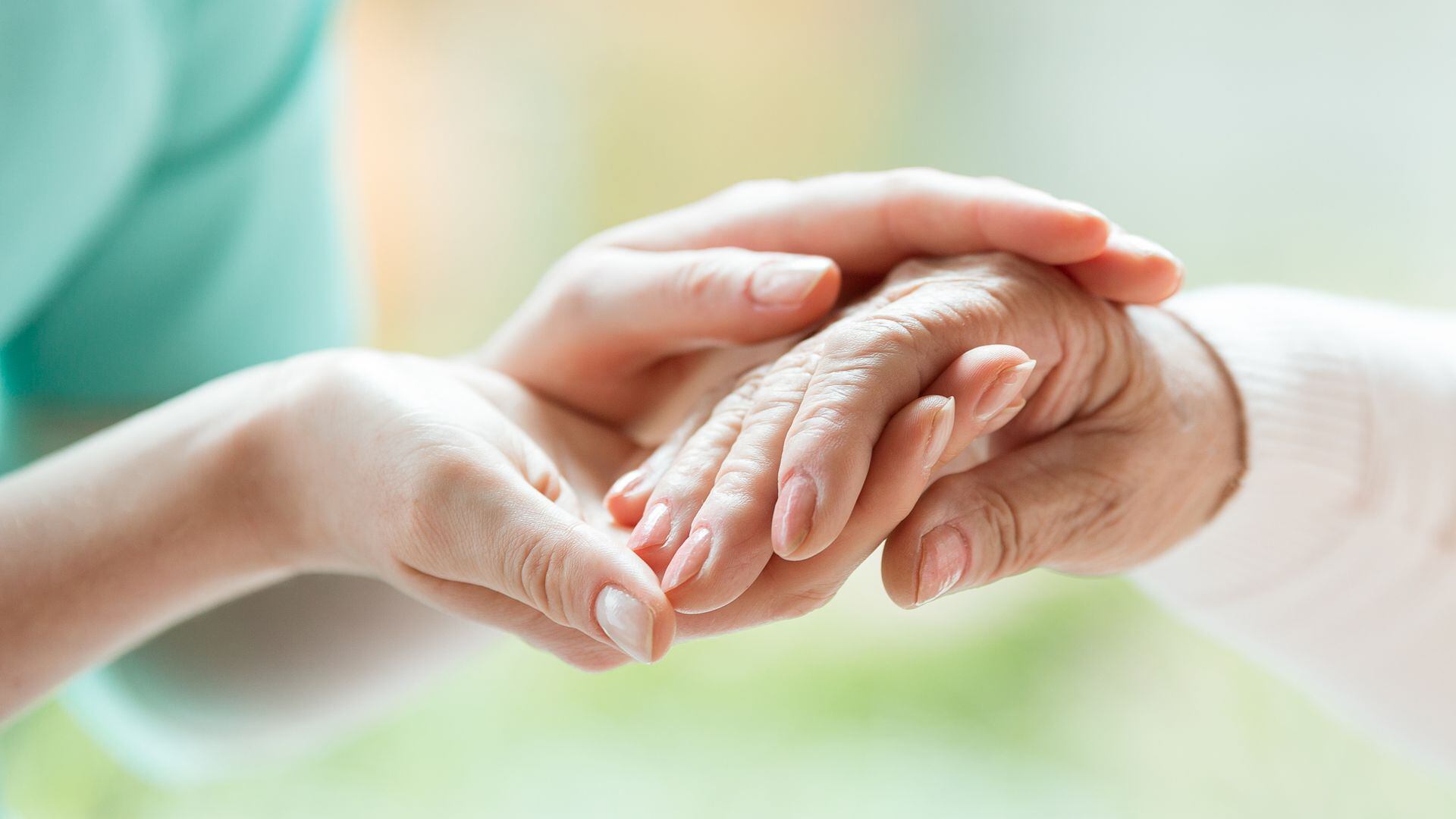 Los cuidadores enfrentan desafíos emocionales en la atención de pacientes con Parkinson
