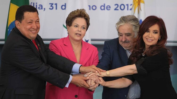 Hugo Chávez, Dilma Rousseff, Jose Mujica y Cristina Kirchner posan para una foto oficial en el Palacio de Planalto, en Brasilia, el 31 de julio de 2012 (Foto: AP)