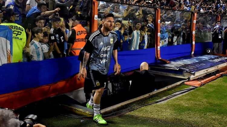 Lionel Messi saliendo por el túnel de la Bombonera en un amistoso que la Selección disputó en 2018 ante Haití (Nicolás Stulberg)