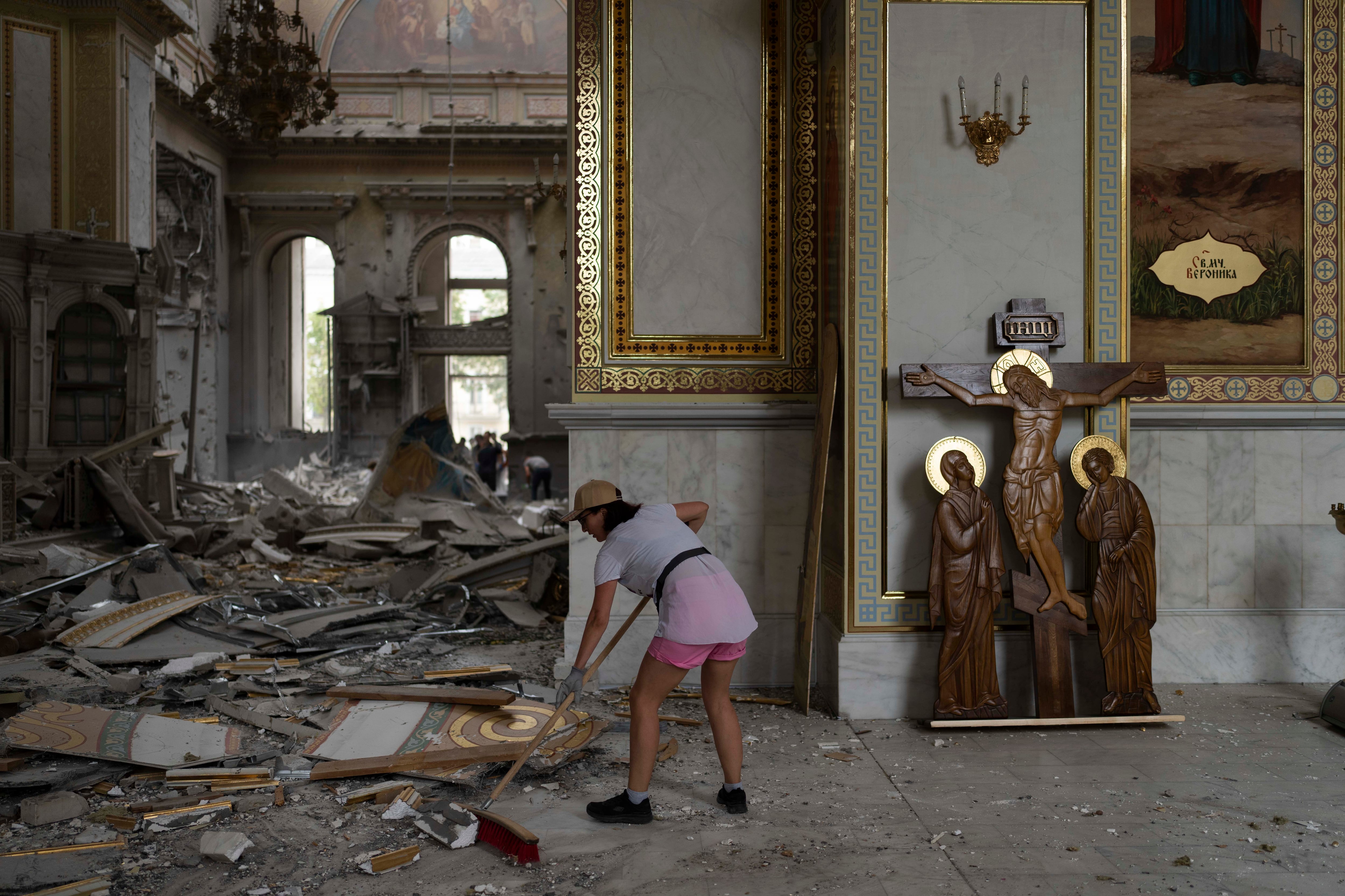 Una mujer ayuda a limpiar el interior de la Catedral de la Transfiguracin de Odesa (AP Photo/Jae C. Hong)