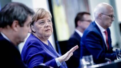 Angela Merkel y los primeros ministros de estado de Alemania podrían dar luz verde a la Bundesliga en su reunión de este miércoles (REUTERS)