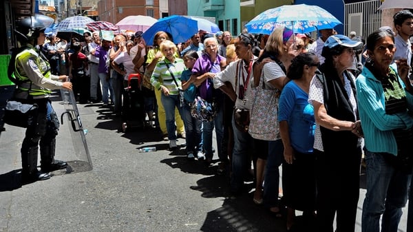 Las filas en Venezuela pidiendo comida (AFP)