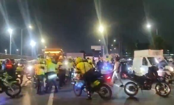 Motociclistas bloquean la calle 26 - crédito Bogotá Tránsito