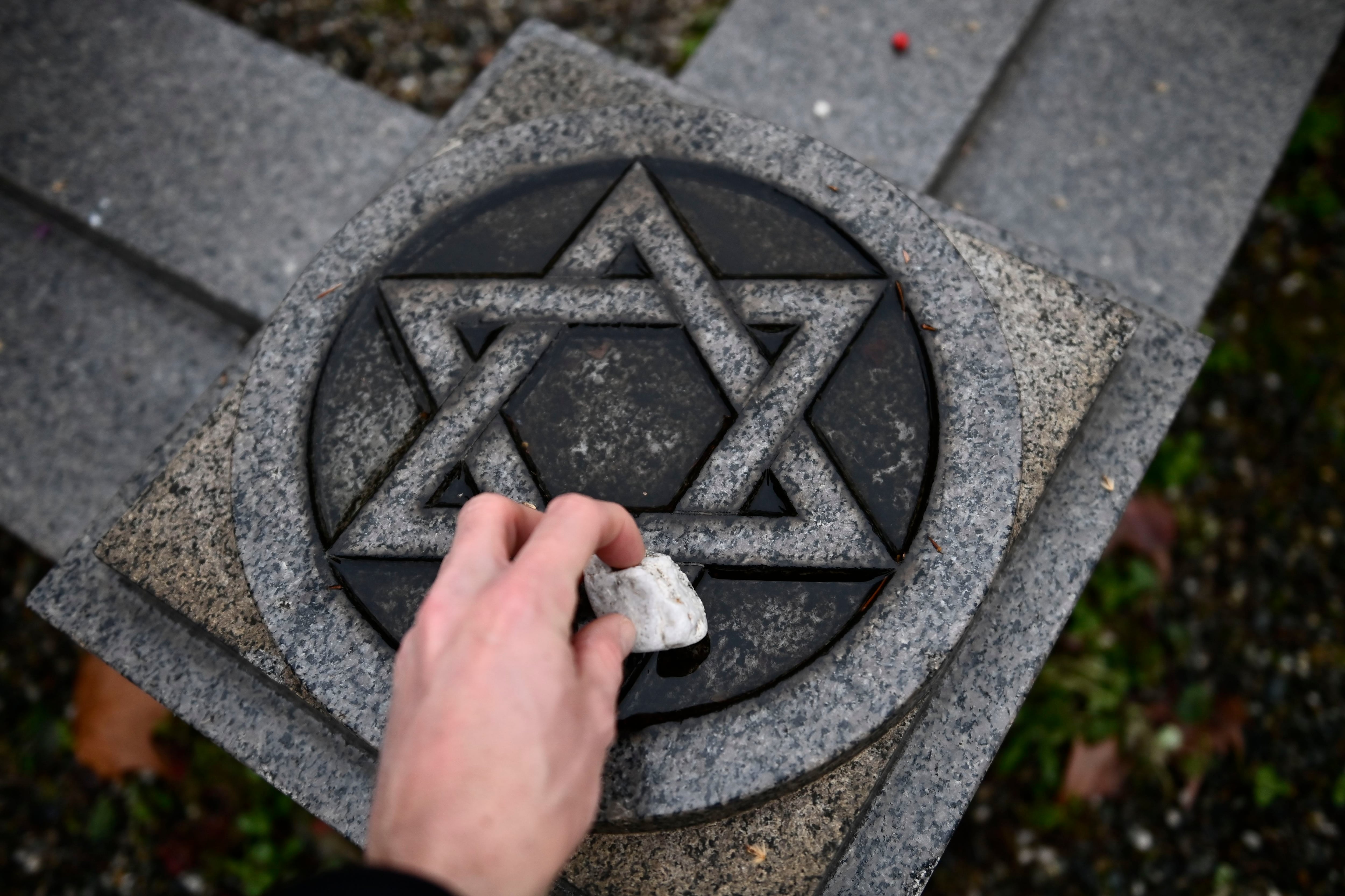 La ofrenda de los judíos a los muertos: una piedra sobre la tumba (Getty)