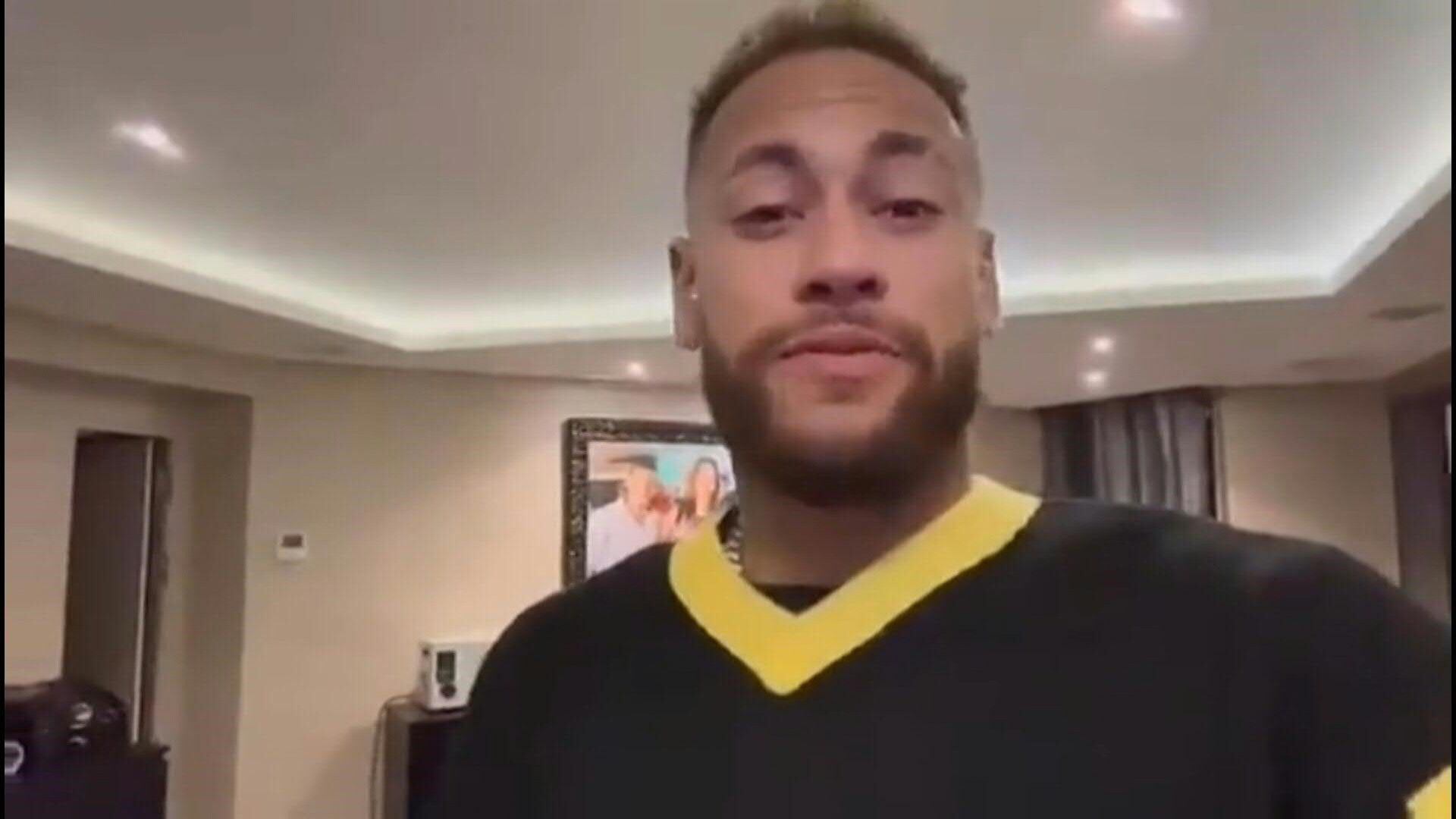 La estrella del fútbol Neymar agradeció la visita del presidente Jair Bolsonaro a un centro para niños que fundó en Brasil, en un video publicado este miércoles en la recta final de la campaña presidencial.