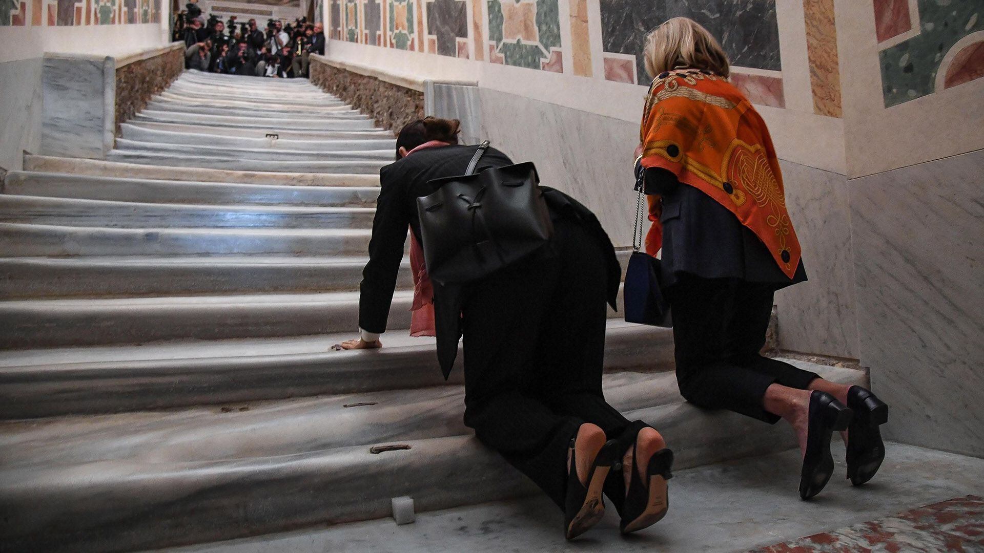 Dos mujeres suben de rodillas por la Escalera Santa, por la que según la tradición subió Jesús de Nazaret para ser juzgado. (EFE/ Alessandro Di Meo)