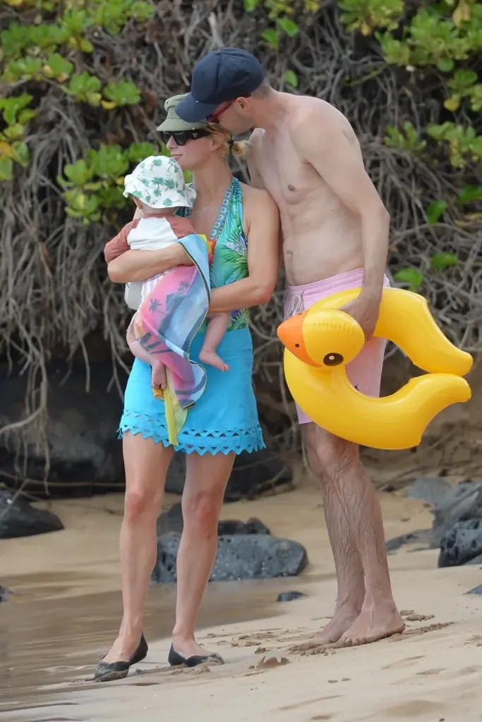 Paris Hilton fue vista en Hawái este lunes, varios días después de que las autoridades de la isla pidieran a locales y turistas abandonar la zona
Stewy / BACKGRID