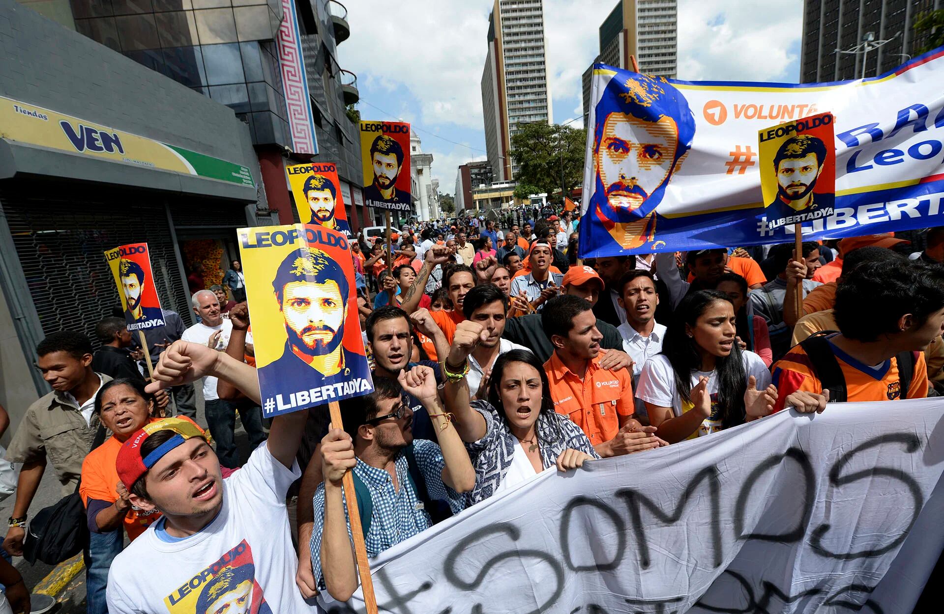 Seguidores del opositor encarcelado Leopoldo López rodearon el Palacio de Justicia en Caracas. Tras una audiencia de apelación de 14 horas, el líder de Voluntad Popular volvió a declararse inocente de los cargos de incitación a la violencia (AFP)