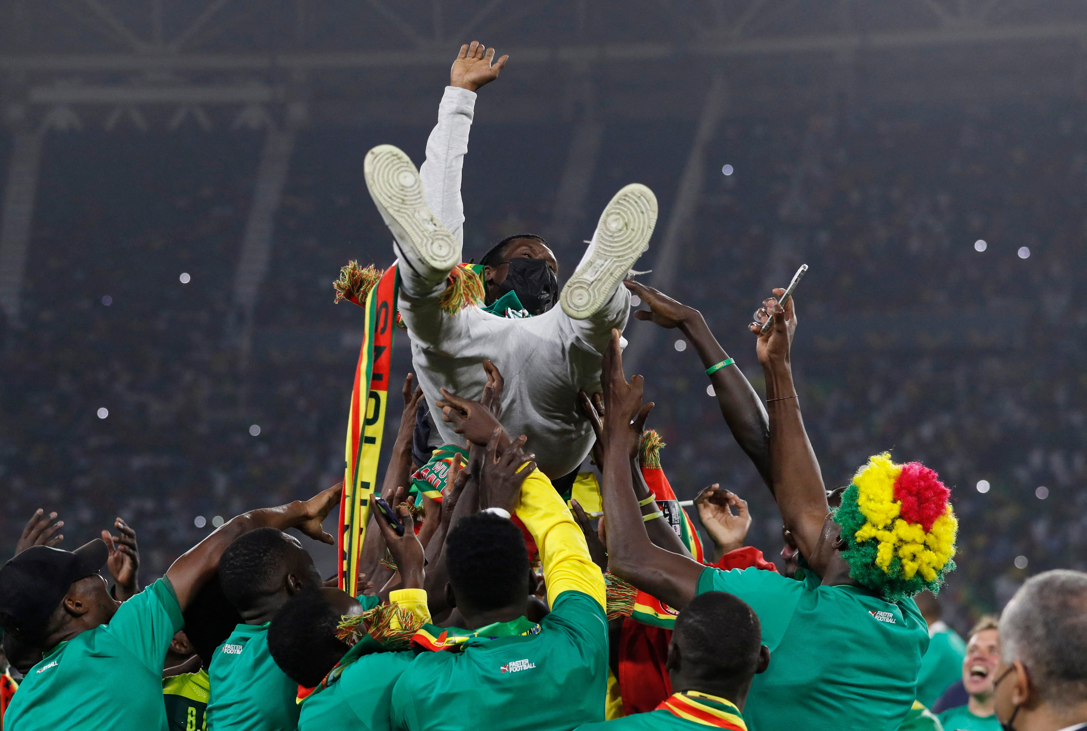 Aliou Cisse durante los festejos del título en la Copa África de Naciones. Foto: REUTERS/Mohamed Abd El Ghany
