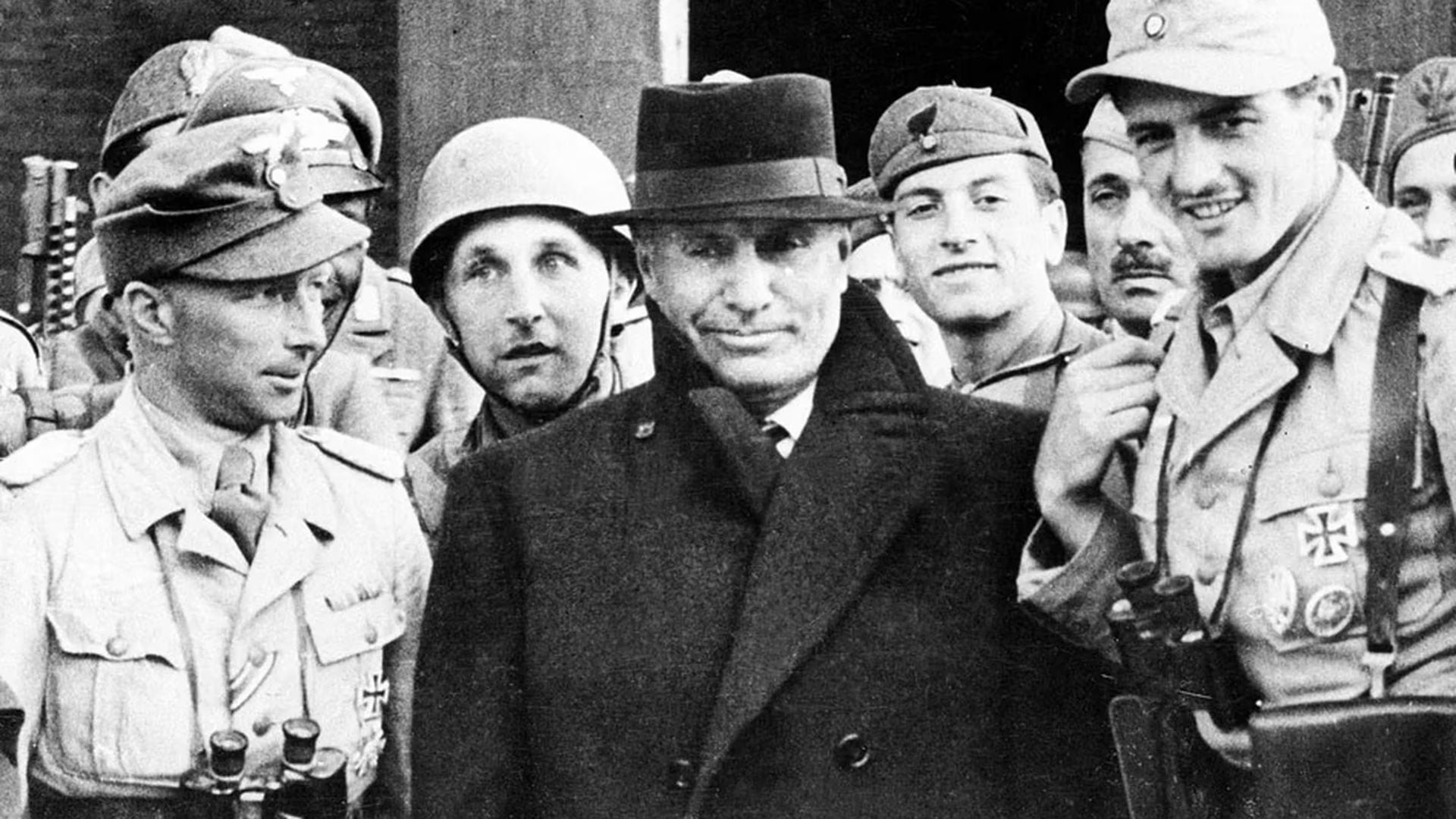 Benito Mussolini en la puerta de un hotel en la zona de Sasso junto a los paracaidistas alemanes que lo rescataron de prisión en septiembre de 1943 (AP Photo)