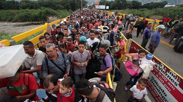 Unos 37.000 venezolanos cruzan todos los días la frontera colombiana, algunos migrando a la búsqueda de un mejor futuro y otros intentando comprar comida y medicamentos (AFP)