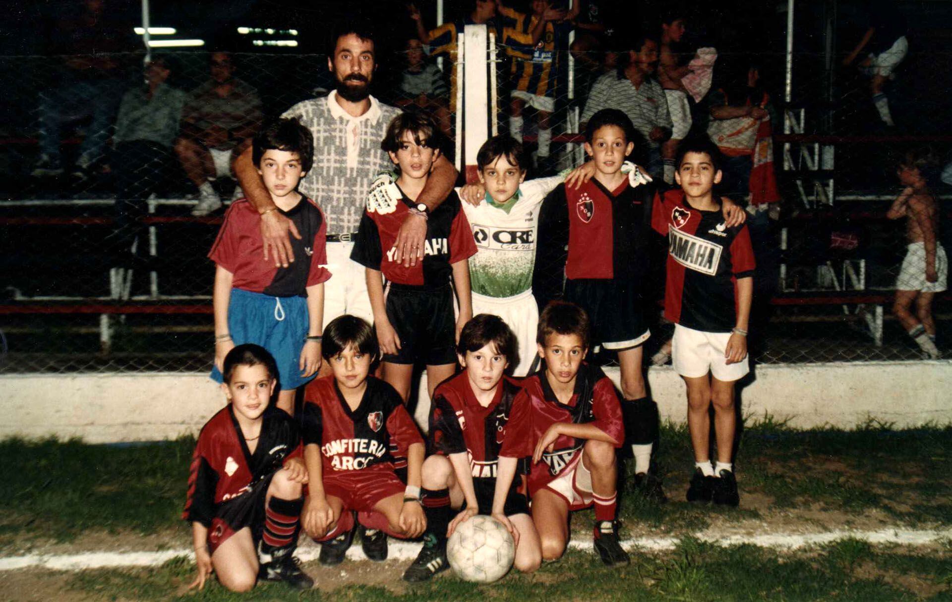 Una de las tantas fotos de Lionel Messi jugando en las infantiles de Newell's