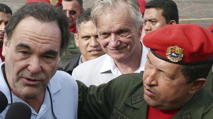 Oliver Stone y Hugo Chávez: el traductor de los encuentros fue Max Arvelaiz