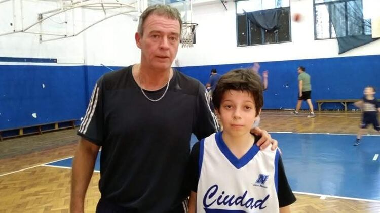 Adrian Amasino, el primer entrenador de Luis Scola, junto a su hijo más chico