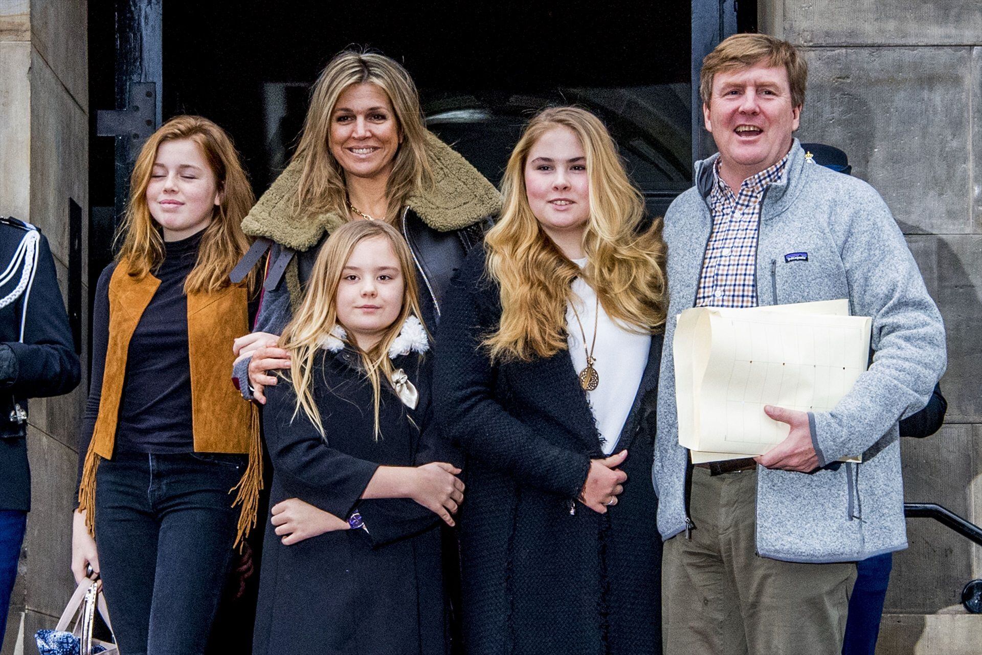 Los reyes de Holanda junto a sus hijas. (Europa Press)