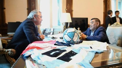 Cuando fue recibido por Alberto Fernández en la Casa Rosada, a quien le entregó un proyecto solidario para llevar el popular deporte a los barrios más carenciados. (Presidencia)