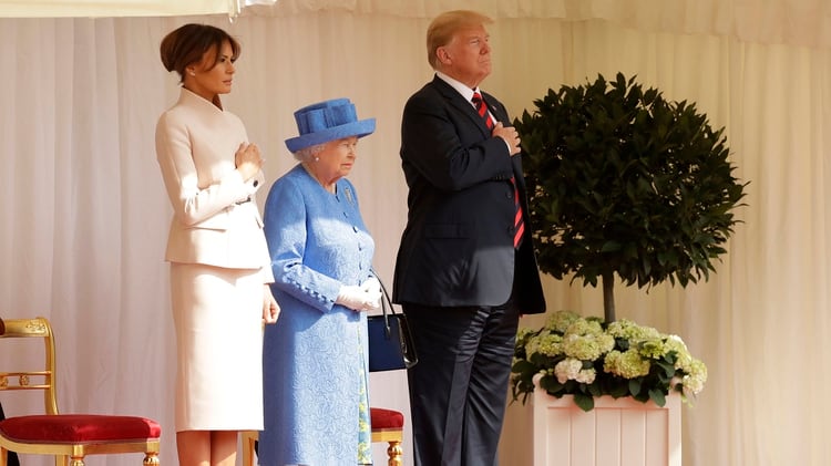 Donald Trump, Melania y la Reina Isabel II en julio de 2018 (AP Photo/Matt Dunham, Pool)