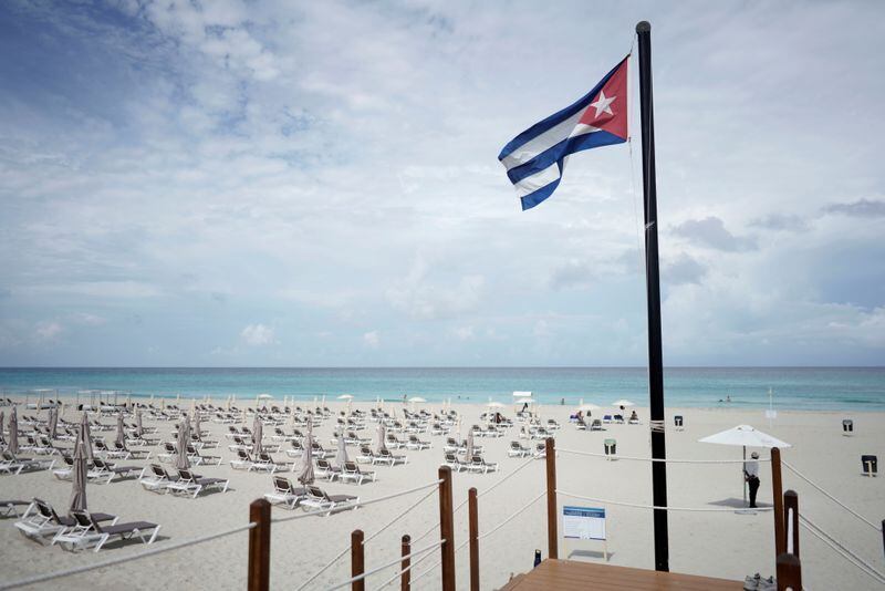 Se ve una bandera cubana en playa de Varadero, Cuba, 22 octubre 2021.REUTERS/Alexandre Meneghini/File Photo