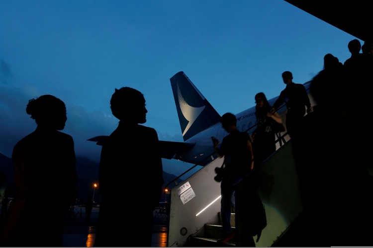 La compañía aérea procedería a ajustes a corto plazo de su capacidad, confirmando en particular la reducción del 90% de sus vuelos a la China continental. (REUTERS/Bobby Yip)