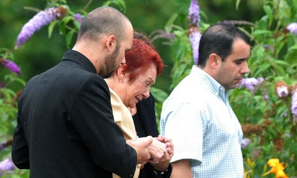 La madre de Gabriela, devastada durante el entierro, en Pergamino