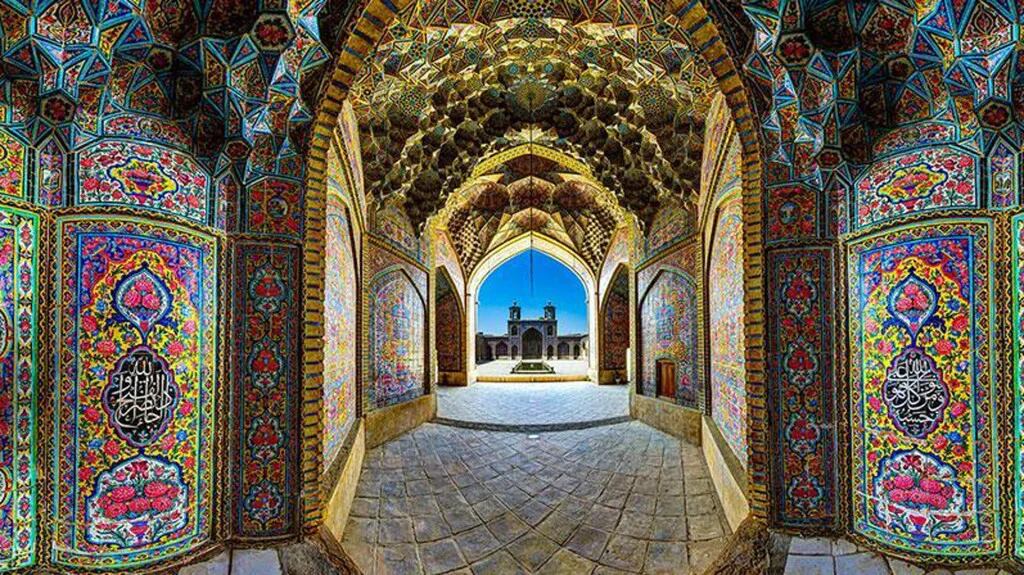 La mezquita de Nasir ol Molk en la ciudad de Shiraz, en Irán, es una de las más asombrosas de todo el mundo