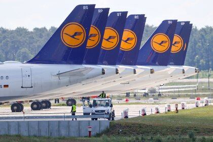 Aviones de Lufthansa en el aeropuerto Schoenefeld de Berlín REUTERS/Fabrizio Bensch/File Photo