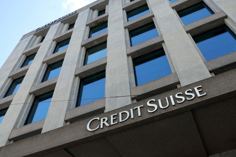 FOTO DE ARCHIVO: El logo de Credit Suisse en un edificio del banco en Ginebra, Suiza, el 9 de junio de 2022. REUTERS/Denis Balibouse