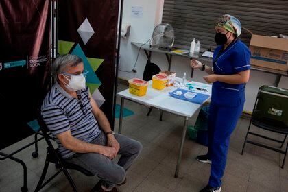 En la imagen, un hombre recibe una dosis de la vacuna del laboratorio chino Sinovac, el 2 de marzo de 2021, en un centro de vacunación en Santiago (Chile). EFE/Alberto Valdes