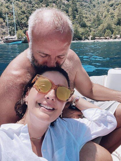 El tierno beso de Halit a Bergüzar (Foto: Instagram @berguzarkorel)