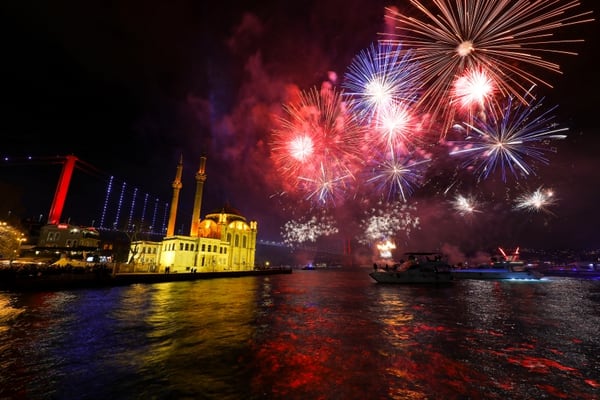 Festejos en El Bósforo, el estrecho de Estambul, Turquía, el 1 de enero de 2020 (REUTERS/Huseyin Aldemir)