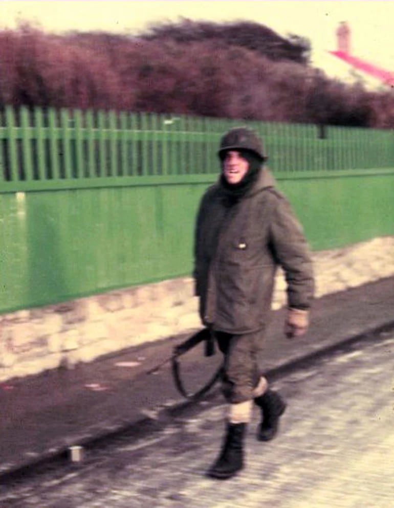 “Esta imagen la tomó el fotógrafo Eduardo Rotondo. Yo estaba entrando a Puerto Argentino, el 14 de junio al mediodía… detrás venían el Sargento Echeverría y el soldado Disciulo”