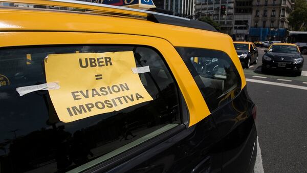 ManifestaciÃ³n de taxistas en febrero de 2018, en Buenos Aires, reclamando que esta cumpla con el fallo de la ley que demanda el bloqueo de la aplicaciÃ³n Uber. (AdriÃ¡n Escandar)