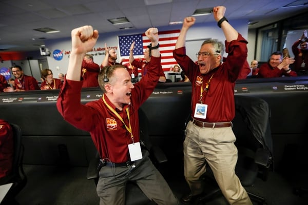Los ingenieros Kris Bruvold y Sandy Krasner reaccionan al aterrizaje exitoso de InSight en el Jet Propulsion Laboratory Al Seib/Pool via REUTERS)