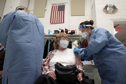 Una mujer recibe la vacuna contra el coronavirus en West Virginia (REUTERS/Stephen Zenner)