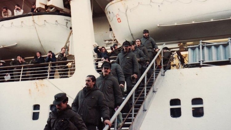 Los soldados argentinos descienden del Canberra, el buque inglés en el que regresaron al continente tras 74 días en combate
