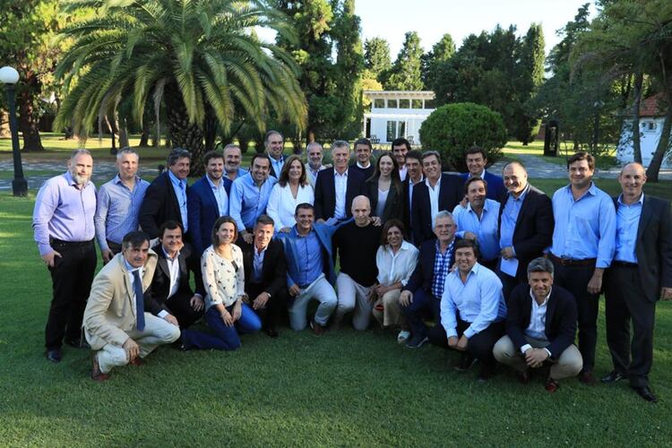 Mauricio Macri, María Eugenia Vidal y Horacio Rodríguez Larreta junto a la plana mayor del PRO, el viernes, en Olivos 