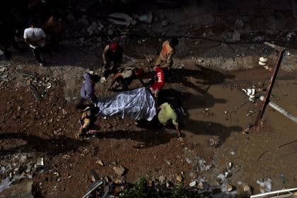 Rescatistas trasladan un cuerpo (REUTERS/Akhtar Soomro)