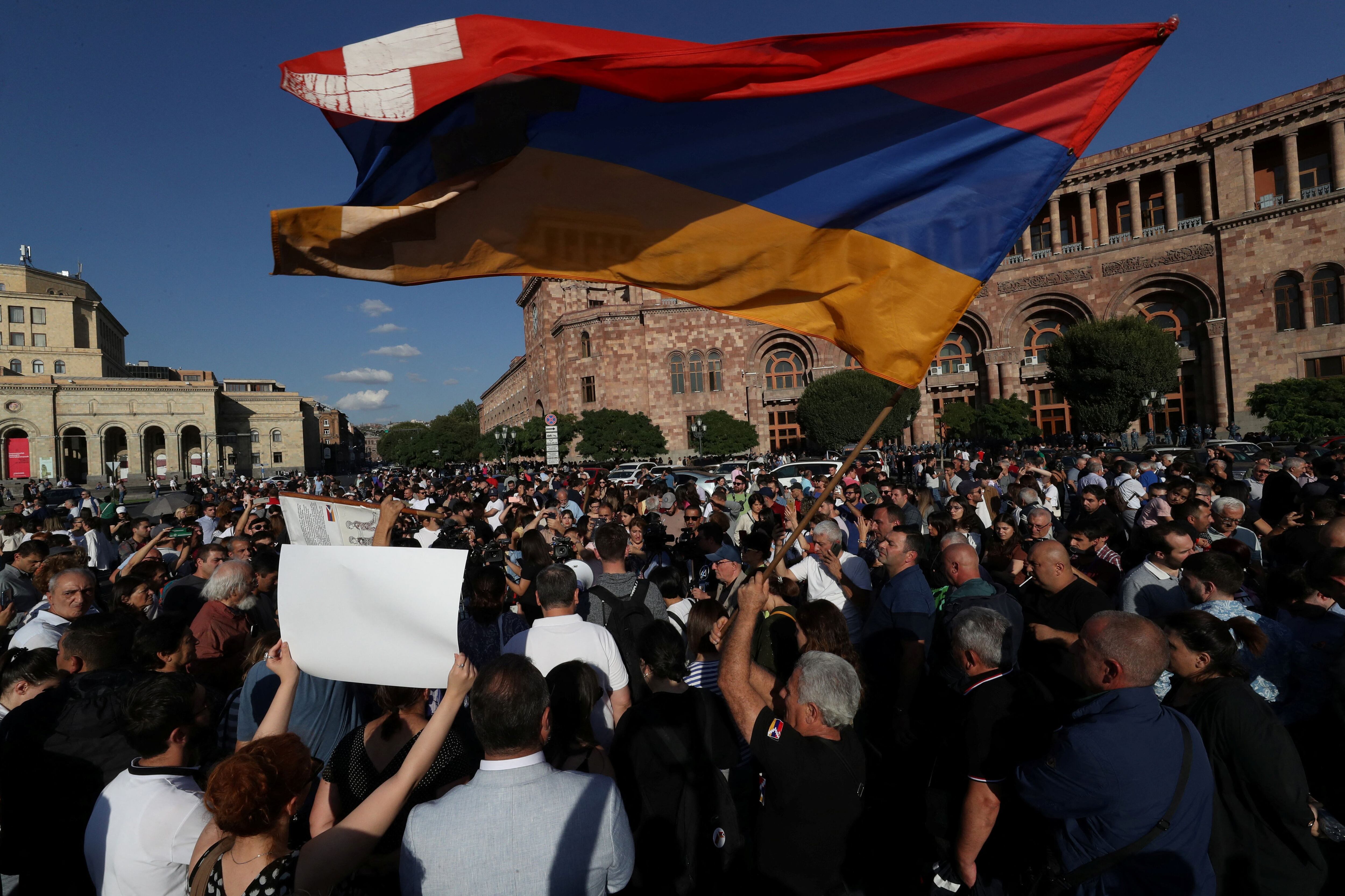 Manifestantes se reúnen cerca del edificio del gobierno armenio en Erevan después de que Azerbaiyán lanzara una operación militar en la región de Nagorno-Karabaj (Vahram Baghdasaryan/Photolure vía REUTERS)