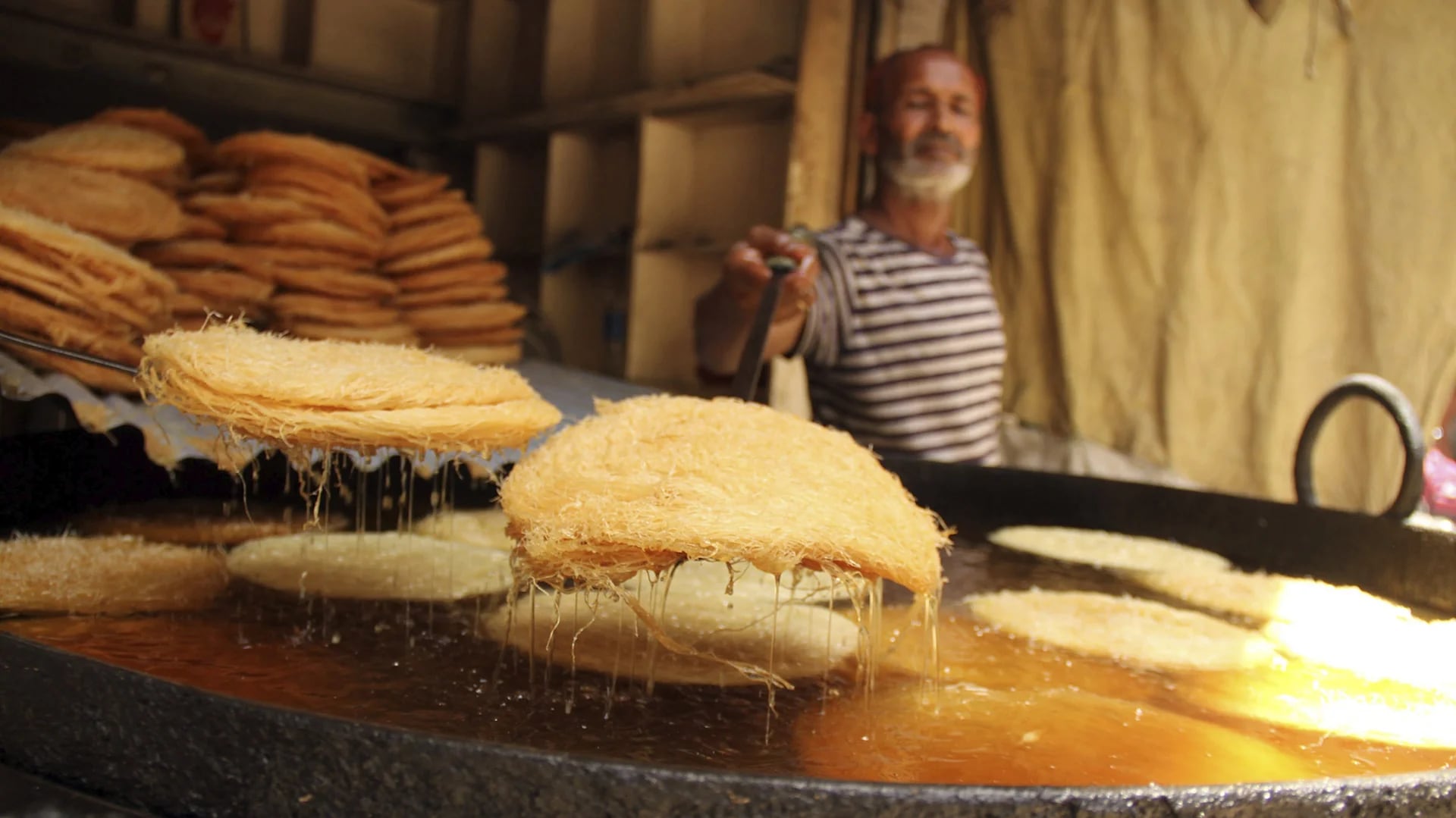 Un pastelero prepara el tradicional phayunian antes del fin del ayuno en Hyderabad (EFE)